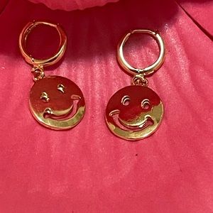 💥NEW ARRIVAL!💥 Smiley Face Earrings Gold